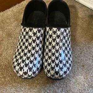 Sanita clogs great shape